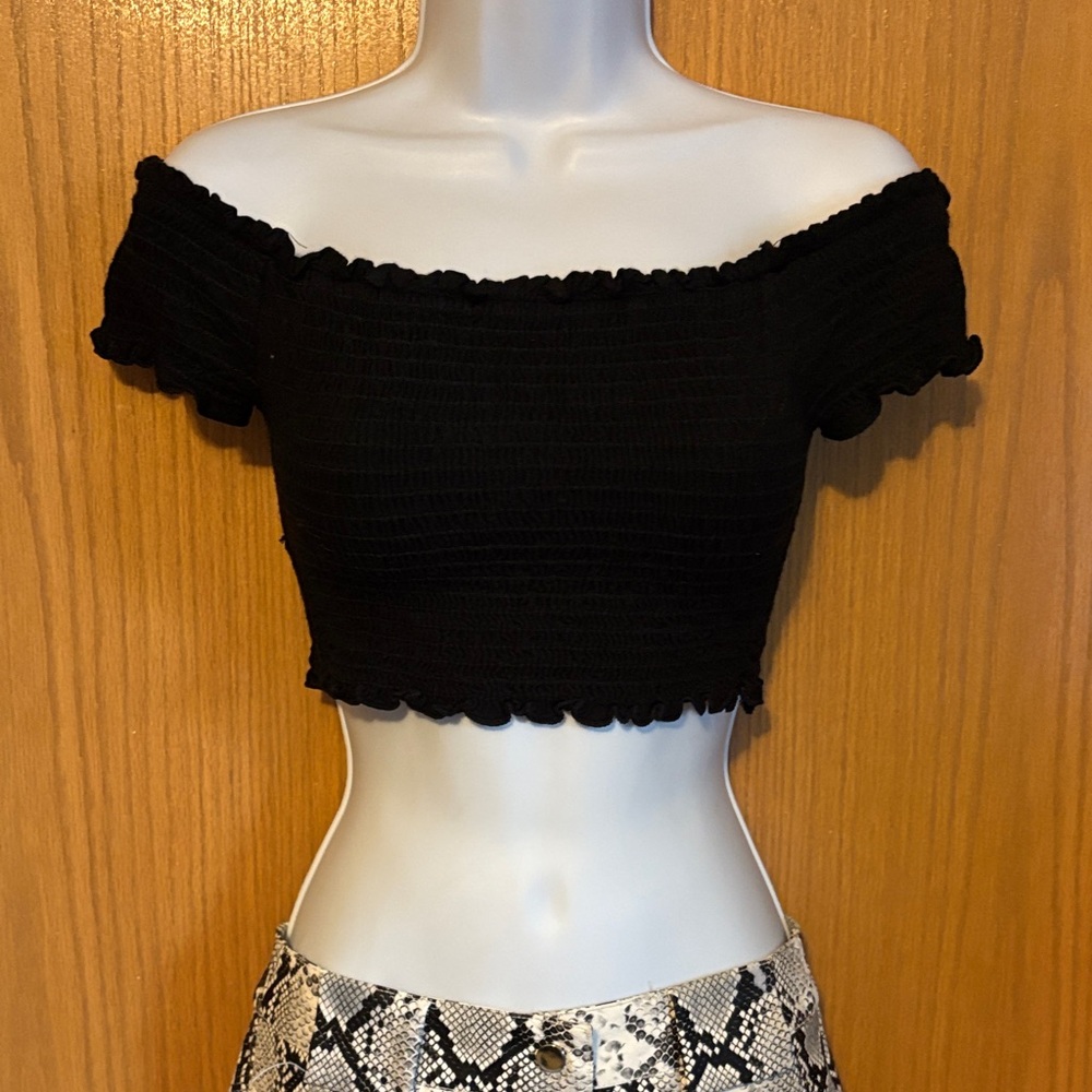 American Threads size Medium Elegant Black Off-Shoulder Top